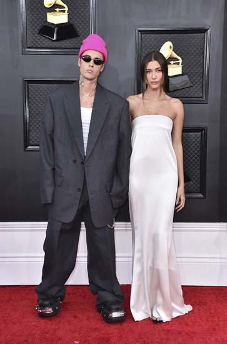 2022 Grammy Ödülleri sahiplerini buldu Kırmızı halıda şıklık yarışı...
