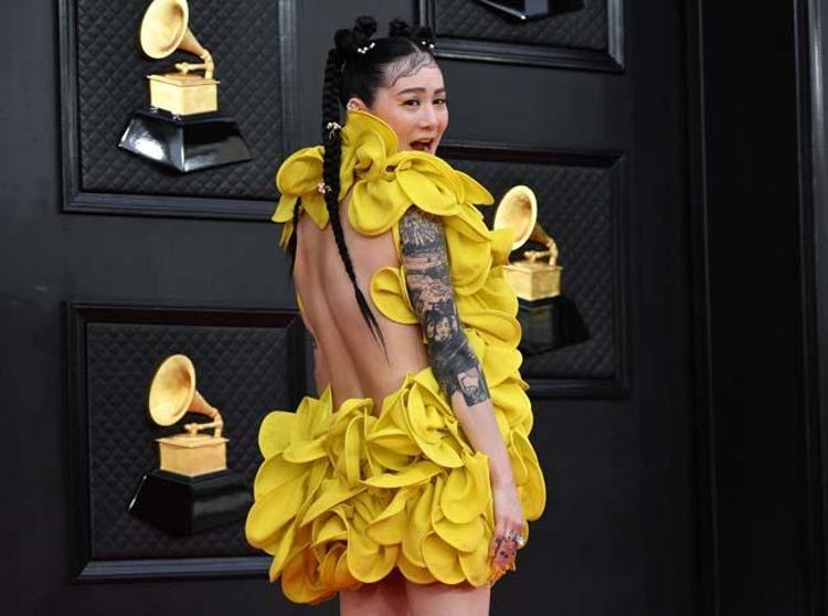 2022 Grammy Ödülleri sahiplerini buldu Kırmızı halıda şıklık yarışı...