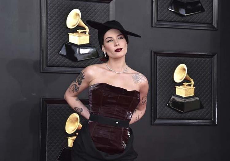 2022 Grammy Ödülleri sahiplerini buldu Kırmızı halıda şıklık yarışı...
