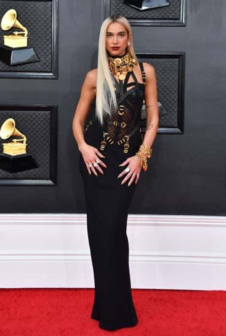 2022 Grammy Ödülleri sahiplerini buldu Kırmızı halıda şıklık yarışı...
