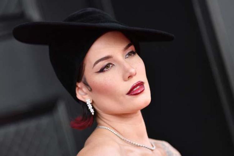 2022 Grammy Ödülleri sahiplerini buldu Kırmızı halıda şıklık yarışı...