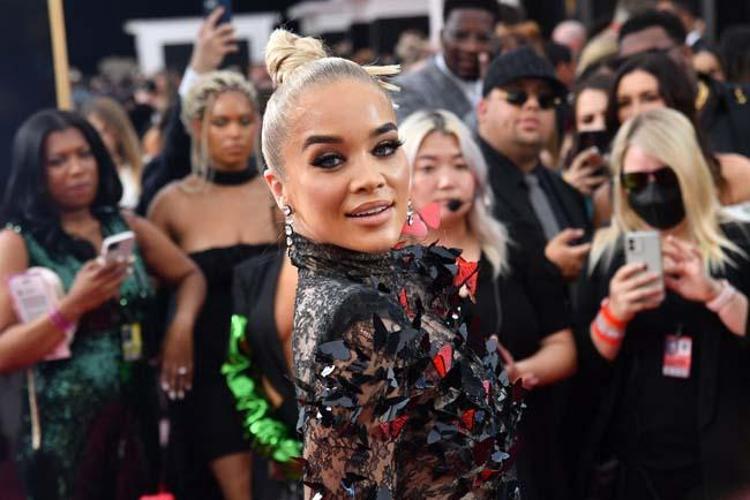 2022 Grammy Ödülleri sahiplerini buldu Kırmızı halıda şıklık yarışı...
