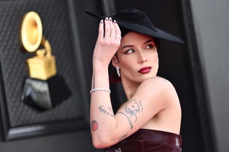 2022 Grammy Ödülleri sahiplerini buldu Kırmızı halıda şıklık yarışı...