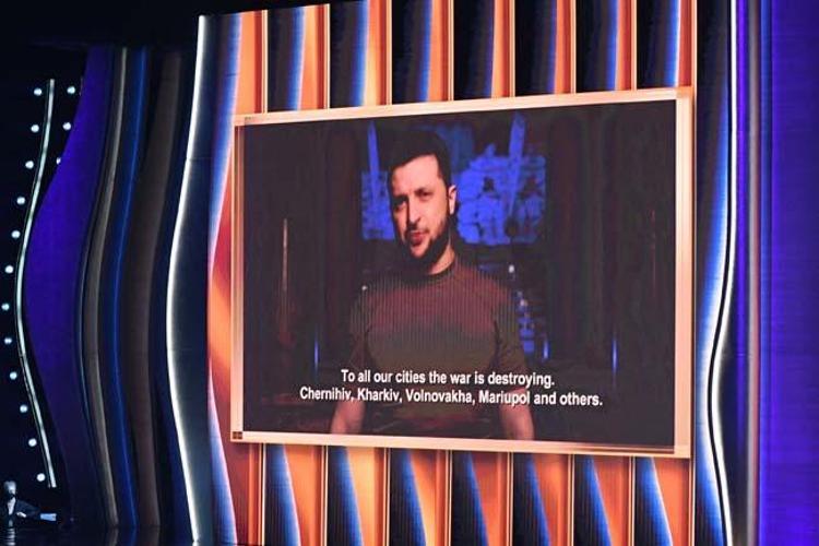 2022 Grammy Ödülleri sahiplerini buldu Kırmızı halıda şıklık yarışı...