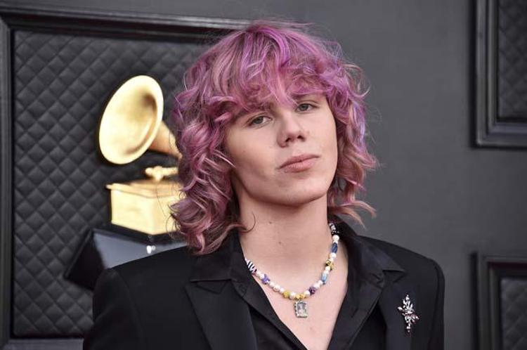 2022 Grammy Ödülleri sahiplerini buldu Kırmızı halıda şıklık yarışı...