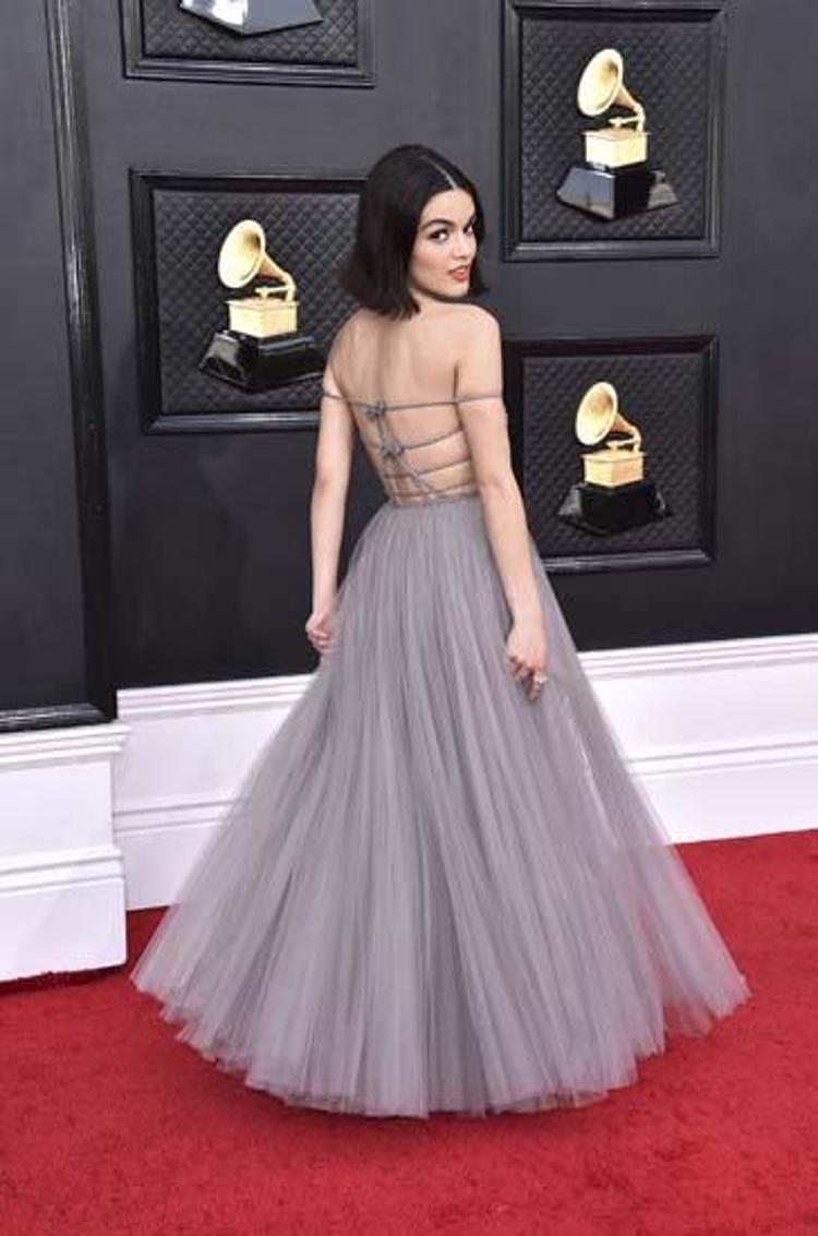 2022 Grammy Ödülleri sahiplerini buldu Kırmızı halıda şıklık yarışı...