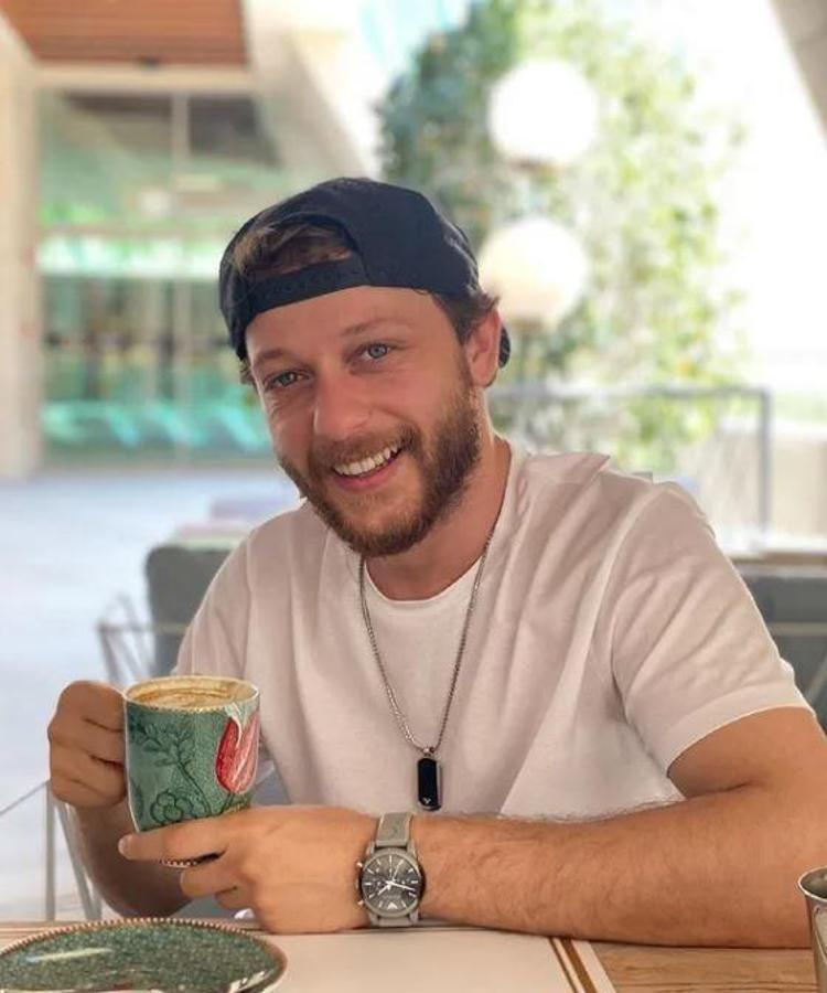 Bir set aşkı daha gerçeğe dönüştü Gülper Özdemir ile Mehmet Aykaç birlikteliğini ilan etti...