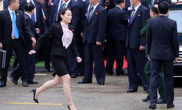 Dünyanın konuştuğu acımasız kız kardeş Kuzey Kore lideri Kim Jong Unun halefi Kim Yo Jong kimdir