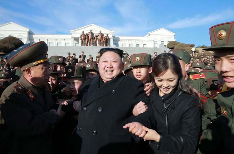 Dünyanın konuştuğu acımasız kız kardeş Kuzey Kore lideri Kim Jong Unun halefi Kim Yo Jong kimdir