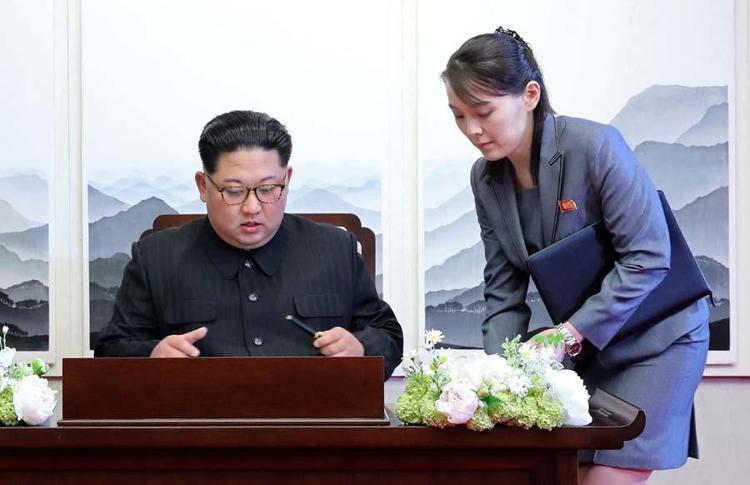Dünyanın konuştuğu acımasız kız kardeş Kuzey Kore lideri Kim Jong Unun halefi Kim Yo Jong kimdir