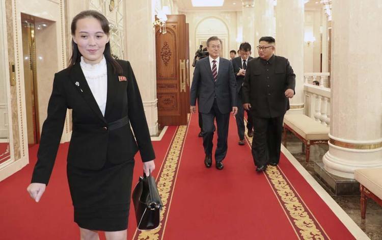 Dünyanın konuştuğu acımasız kız kardeş Kuzey Kore lideri Kim Jong Unun halefi Kim Yo Jong kimdir