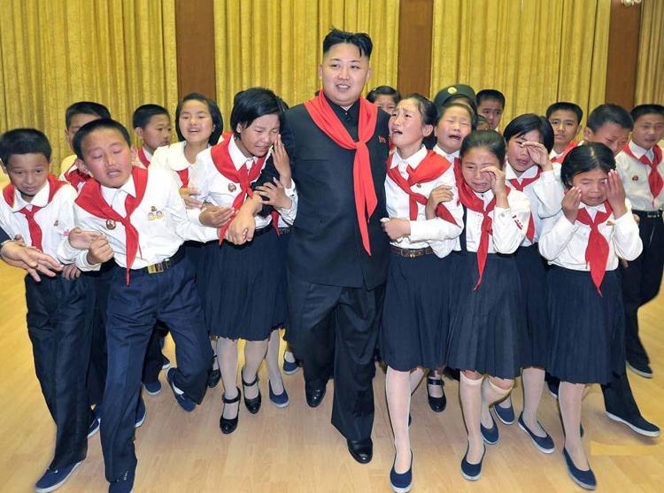 Dünyanın konuştuğu acımasız kız kardeş Kuzey Kore lideri Kim Jong Unun halefi Kim Yo Jong kimdir