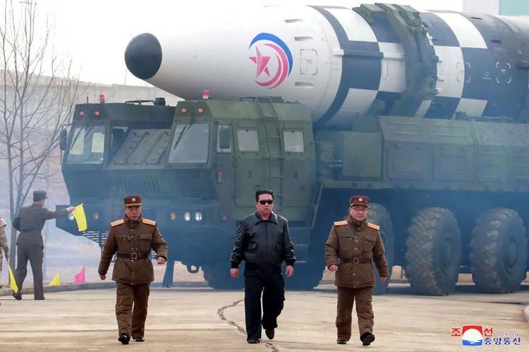3) KİM JONG UNUN ARDINDAN KUZEY KORENİN BAŞINA O MU GEÇECEK