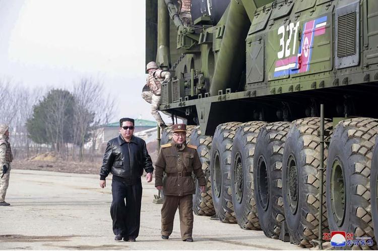 Dünyanın konuştuğu acımasız kız kardeş Kuzey Kore lideri Kim Jong Unun halefi Kim Yo Jong kimdir