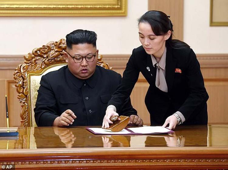Dünyanın konuştuğu acımasız kız kardeş Kuzey Kore lideri Kim Jong Unun halefi Kim Yo Jong kimdir