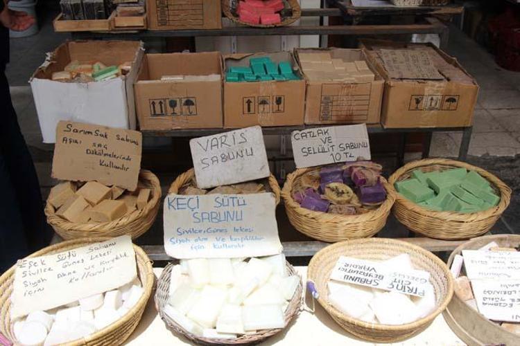 Selülit ve çatlakları yok ediyor Terleme ve kötü kokuyu da hapsediyor, tanesi 25 lira...