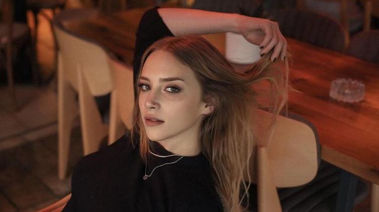Mahkum dizisinin Sashası Hayal Köseoğlunun Instagram paylaşımları olay oluyor