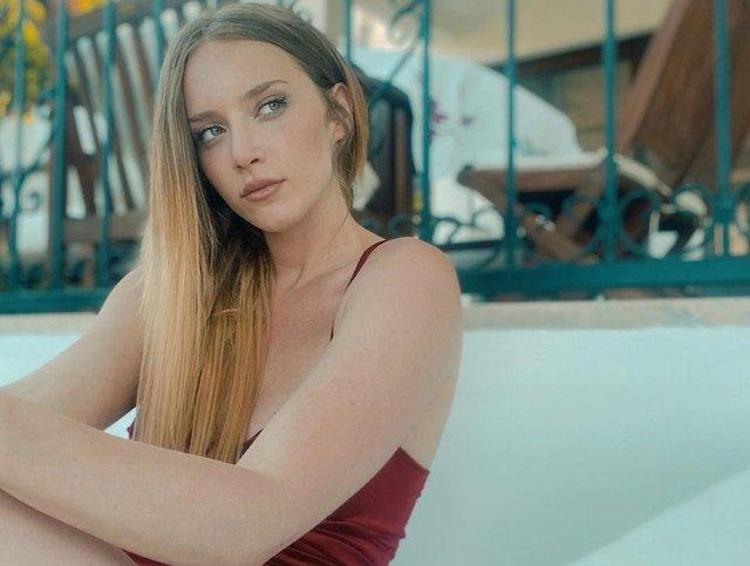 Mahkum dizisinin Sashası Hayal Köseoğlunun Instagram paylaşımları olay oluyor