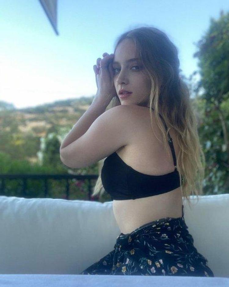 Mahkum dizisinin Sashası Hayal Köseoğlunun Instagram paylaşımları olay oluyor