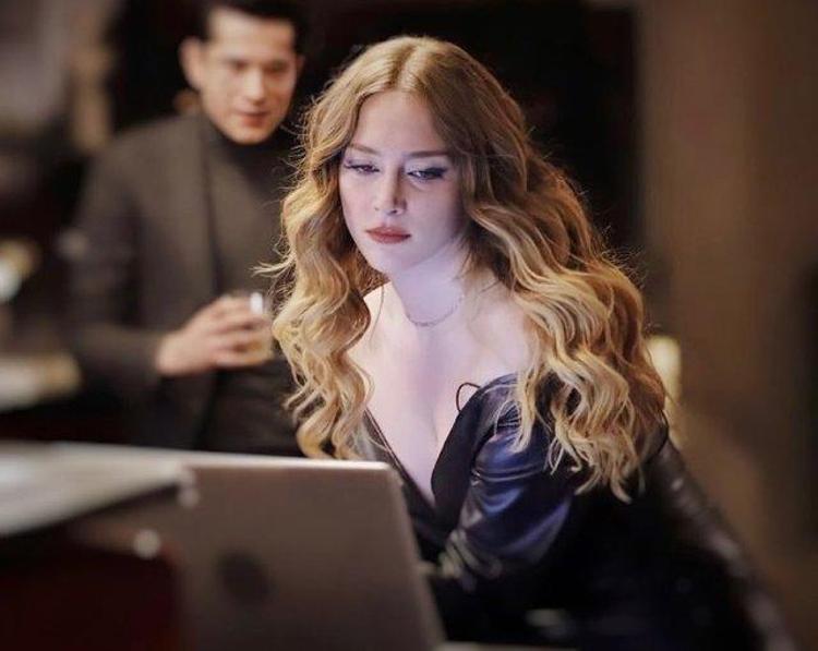 Mahkum dizisinin Sashası Hayal Köseoğlunun Instagram paylaşımları olay oluyor