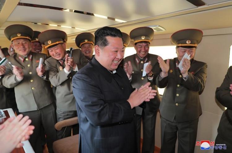 Kuzey Kore’den ABD, Güney Kore ve Japonya’ya füzeli yanıt Kim Jong Un hedefi gösterdi ve...