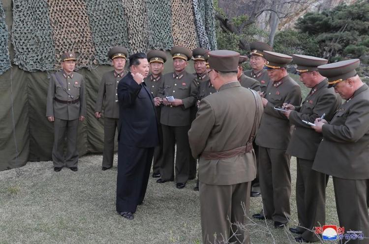 Kuzey Kore’den ABD, Güney Kore ve Japonya’ya füzeli yanıt Kim Jong Un hedefi gösterdi ve...