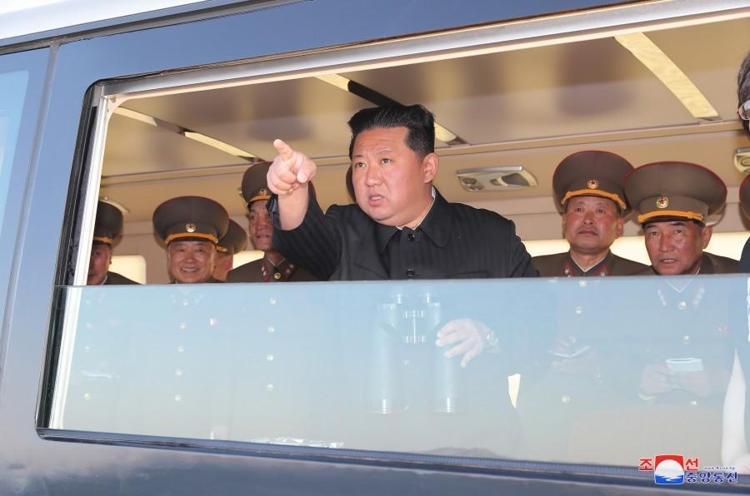 Kuzey Kore’den ABD, Güney Kore ve Japonya’ya füzeli yanıt Kim Jong Un hedefi gösterdi ve...