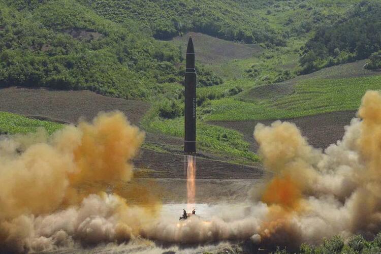 Kuzey Kore’den ABD, Güney Kore ve Japonya’ya füzeli yanıt Kim Jong Un hedefi gösterdi ve...