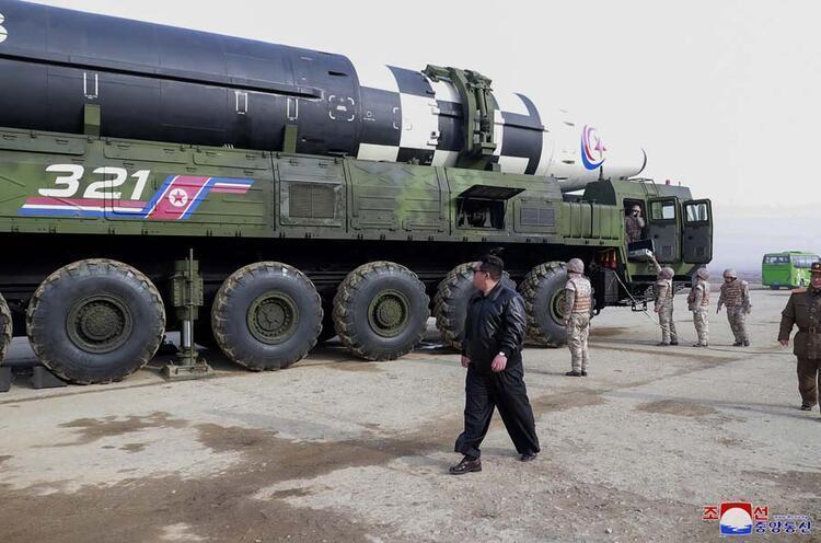 Kuzey Kore’den ABD, Güney Kore ve Japonya’ya füzeli yanıt Kim Jong Un hedefi gösterdi ve...