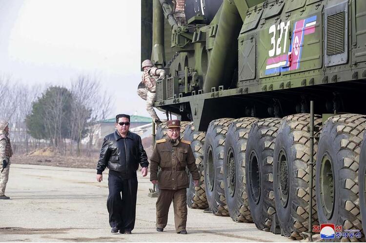 Kuzey Kore’den ABD, Güney Kore ve Japonya’ya füzeli yanıt Kim Jong Un hedefi gösterdi ve...