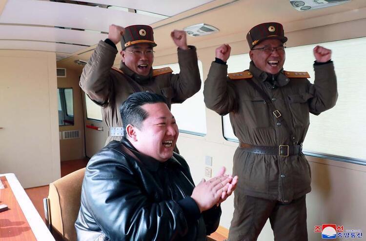 Kuzey Kore’den ABD, Güney Kore ve Japonya’ya füzeli yanıt Kim Jong Un hedefi gösterdi ve...