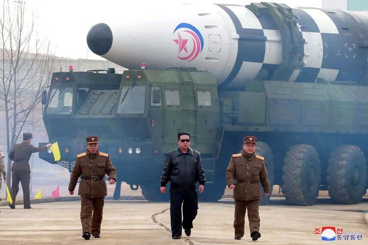 Kuzey Kore’den ABD, Güney Kore ve Japonya’ya füzeli yanıt Kim Jong Un hedefi gösterdi ve...