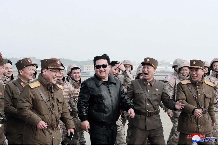 Kuzey Kore’den ABD, Güney Kore ve Japonya’ya füzeli yanıt Kim Jong Un hedefi gösterdi ve...