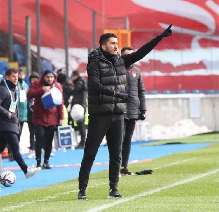 G.Sarayda 4 yılda 15 m.euro kazandı Başakşehire bedavaya imza atmak için yola çıktı