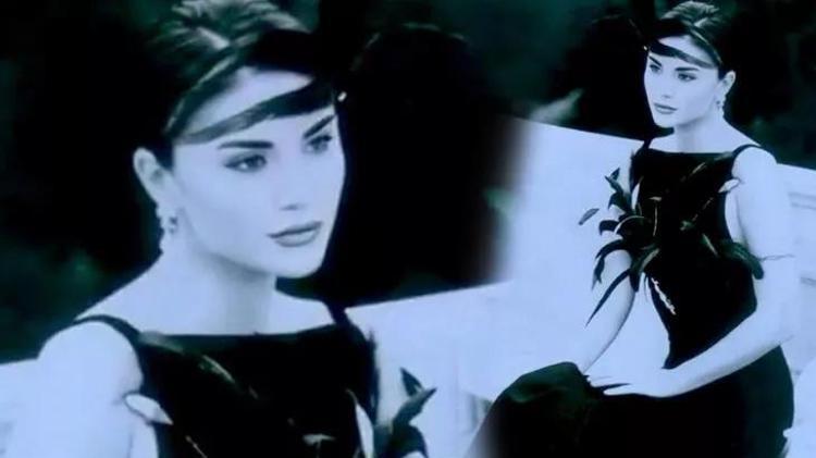 1995 Miss Turkey yarışmasında birinci seçilen ve podyumda fırtınalar estiren Demet Şener, 24 yıl önce çekilen fotoğrafını sosyal medya hesabında takipçileri ile paylaştı.