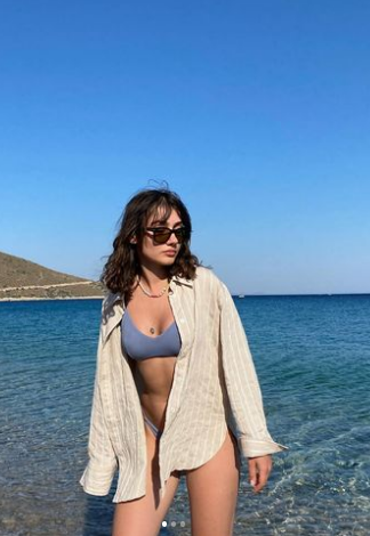 Sevda Ergincinin derin göğüs dekoltesi gözlerden kaçmadı