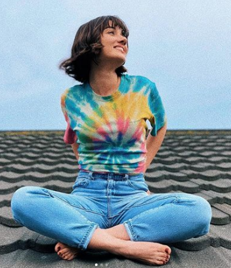Sevda Ergincinin derin göğüs dekoltesi gözlerden kaçmadı
