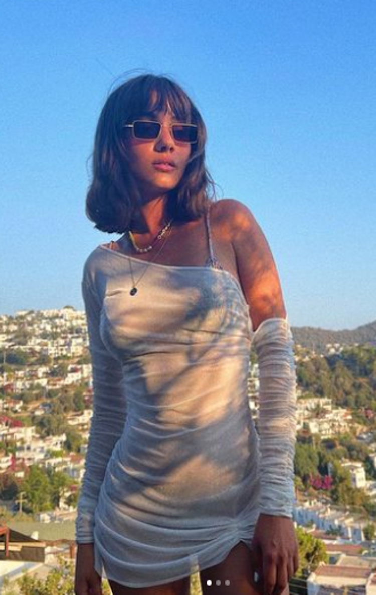 Sevda Ergincinin derin göğüs dekoltesi gözlerden kaçmadı
