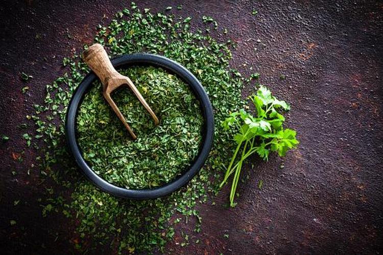 Tip 2 diyabet, kolon kanseri, yüksek tansiyon, alerji ve iltihaplı hastalıklar için şifa Günde sadece bir tutam yeterli, K, A ve C vitamini...