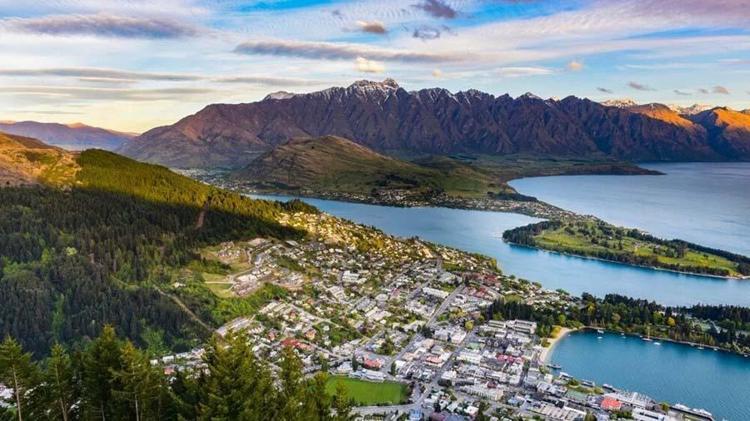 38- QUEENSTOWN