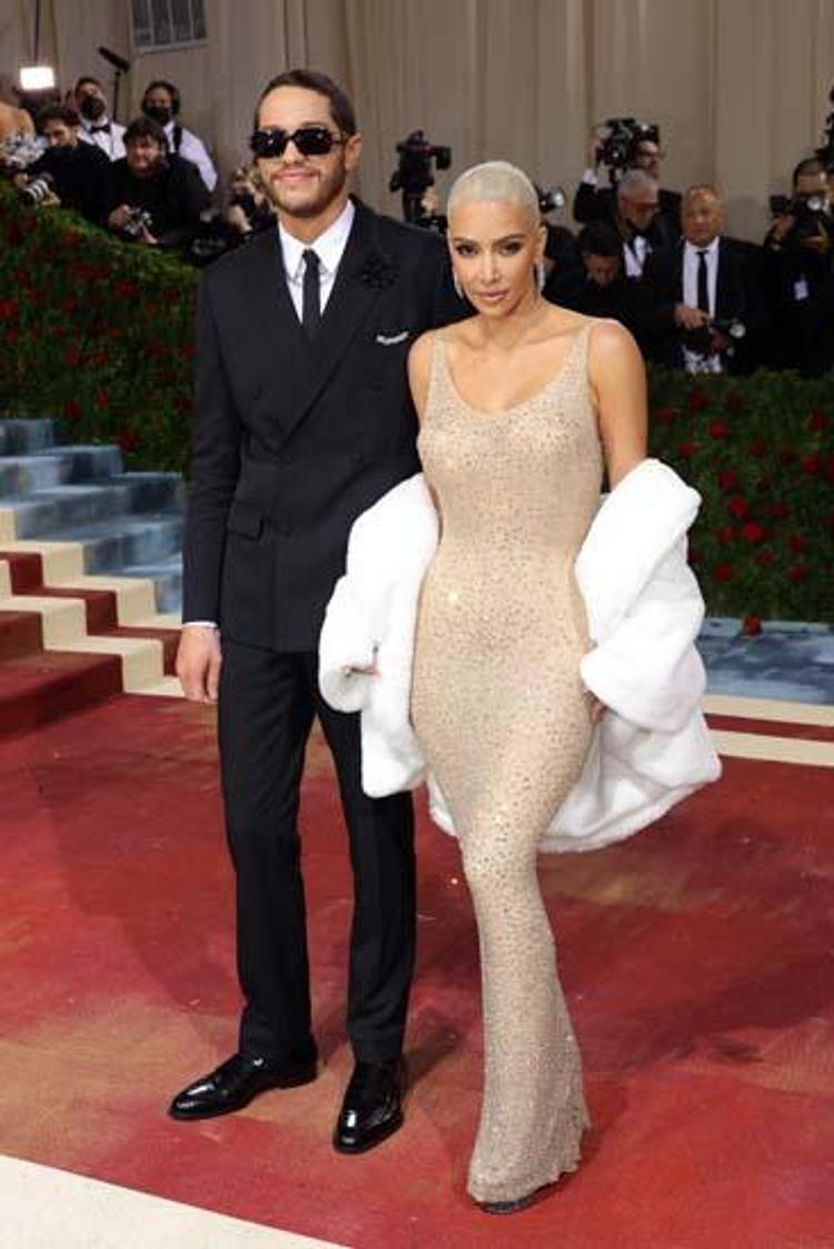 Kim Kardashian Met Galaya Marilyn Monroenun ikonik elbisesiyle katıldı,olay oldu