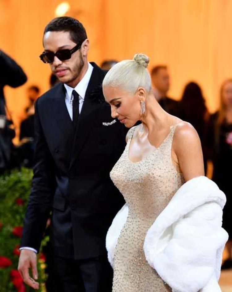 Kim Kardashian Met Galaya Marilyn Monroenun ikonik elbisesiyle katıldı,olay oldu