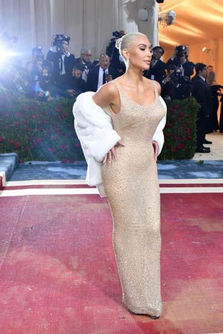 Kim Kardashian Met Galaya Marilyn Monroenun ikonik elbisesiyle katıldı,olay oldu