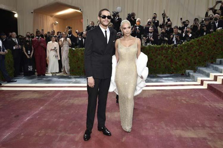 Kim Kardashian Met Galaya Marilyn Monroenun ikonik elbisesiyle katıldı,olay oldu