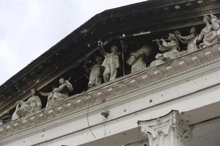 Ukrayna-Rusya savaşının en kanlı saldırısı Rusların vurduğu Mariupol tiyatrosunda 600 kişi birden öldü...