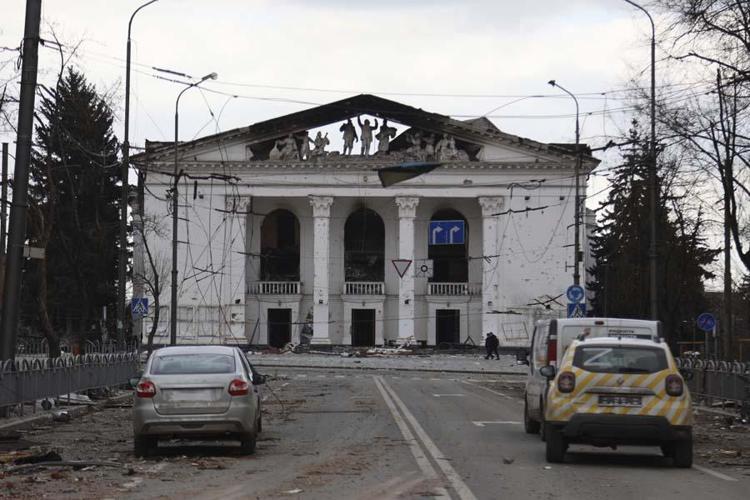 Ukrayna-Rusya savaşının en kanlı saldırısı Rusların vurduğu Mariupol tiyatrosunda 600 kişi birden öldü...