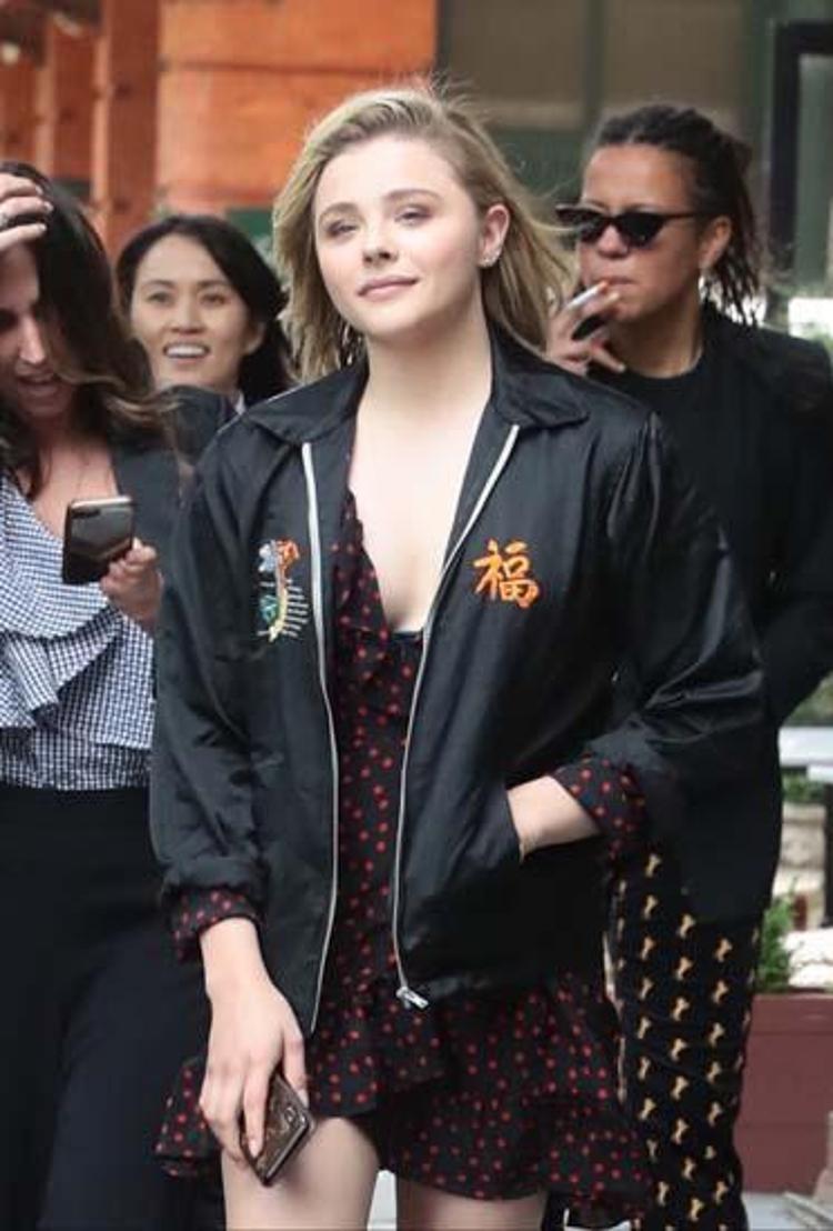 Chloë Grace Moretz yüzünü zeytinyağıyla temizliyor