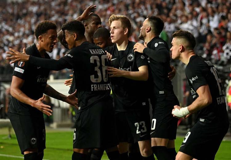 UEFA Avrupa Liginde büyük heyecan Almanyada Eintracht Frankfurt-West Ham United maçında skandaldan dönüldü