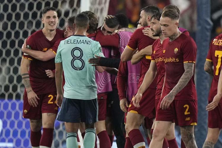 UEFA Avrupa Konferans Liginde Roma finale çıktı Jose Mourinho tarihte bir ilki başardı