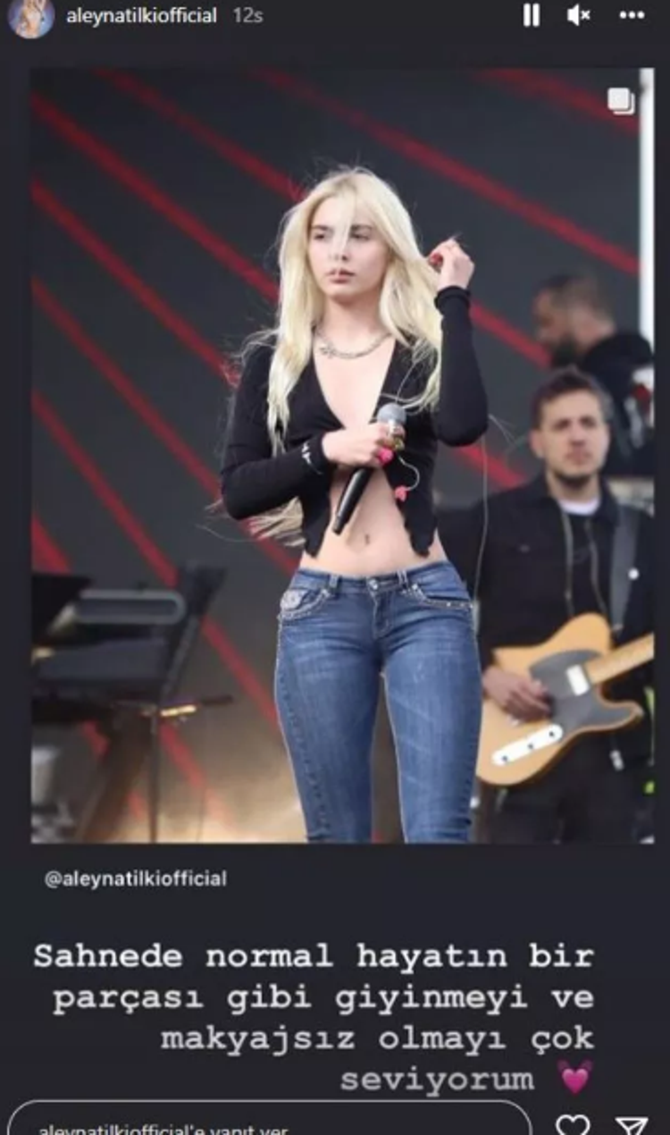 Aleyna Tilki sahneye sütyensiz çıktı Tek düğmeli hırkasıyla olay oldu...